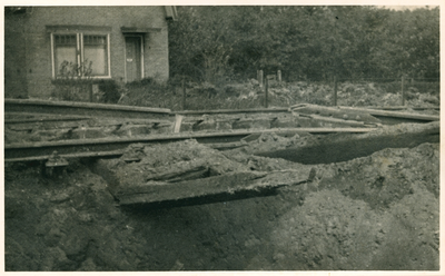 16712 - Een vliegtuigbom vernielde de spoorrails ten noorden van de Telgteroverweg. Het huis op de achtergrond staat ...