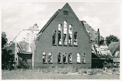 16718 - Een kerkgebouw volledig in puin door oorlogshandelingen tijdens de 2e W.O. in 1940-1945. Waarschijnlijk op de Veluwe