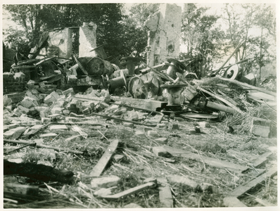 16772 - De resten van de boerderij van Nijhuis (naast de Mots) na het bombardement van 17 april 1945. Er liggen dertien ...