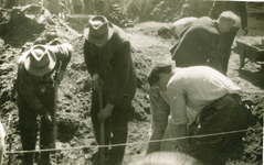 16777 - In verband met herstelwerkzaamheden zijn vier NSB-ers van wie twee met een hoed op aan het graven