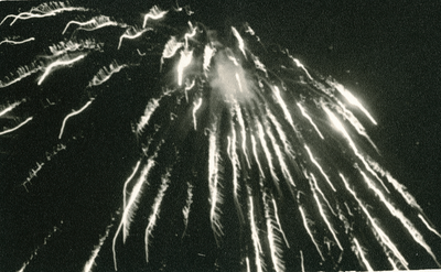 16835 - Vuurwerk. Bevrijdingsfeest Ermelo. Aan het einde van de dag werd er 's avonds altijd vuurwerk afgestoken door ...