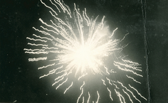 16837 - Vuurwerk. Bevrijdingsfeest Ermelo. Aan het einde van de dag werd er 's avonds altijd vuurwerk afgestoken door ...