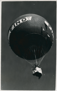 16940 - Een luchtballon met een tekst op de zijkant: FINO. een mand met daarin drie personen hangt er onder. In de ...