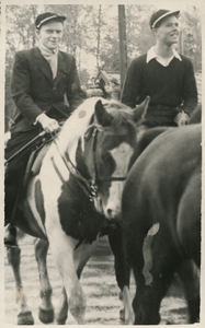 16941 - Een optocht van paarden door Ermelo in 1947. De linkerruiter is Anton Jansen en de rechterruiter is Addy Rikkers