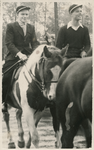 16941 - Een optocht van paarden door Ermelo in 1947. De linkerruiter is Anton Jansen en de rechterruiter is Addy Rikkers