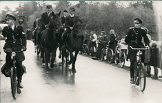 16943 - Optocht van paarden en politieagenten op de fiets in Ermelo in 1947. De eerste ruiter van links is Eibert Bos ...