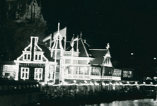 16951 - Nachtfoto van het verlichte koffiehuis bij het Centraal Station in Amsterdam ter viering van het vijftigjarig ...