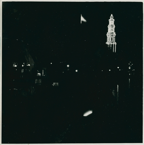 16956 - Nachtfoto met verlichte Munttoren in Amsterdam in verband met vijtigjarig jubileum van koningin Wilhelmina