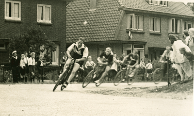16973 - Feest in Ermelo, omdat koningin Wilhelmina 50 jaar vorstin is. Hier een wielerwedstrijd in De Riet met vier ...