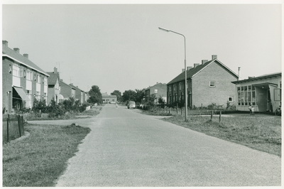 1046 - Kozakkenkamp. Rechts nog een gedeelte van de kleuterschool Pinkeltje. Aan het einde van de weg de werkplaats van ...