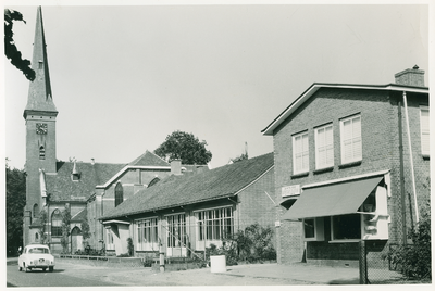 1093 - Rechts, van links naar rechts zijn te zien de Gereformeerde Immanuëlkerk , school De Wegwijzer , winkel in ...