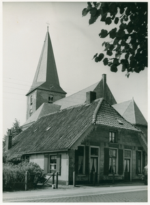 1552 - Op de voorgrond boerderij met 1829 in de muurankers van Jan Epe met daarachter de Oude Hevormde Kerk