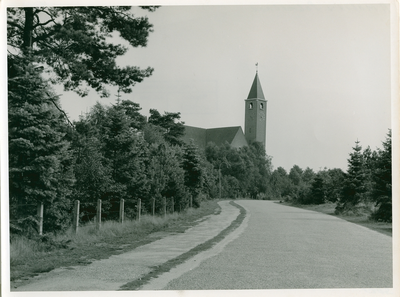 1795 - Op de achtergrond de Nieuwe Nederlands Hervormde Kerk. Links het terrein van het voormalige ziekenhuis Salem. ...