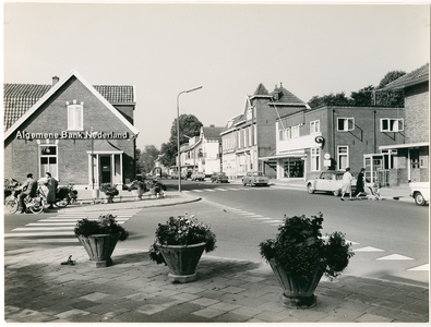 1869 - Algemene Bank Nederland (ABN) op de kruising Stationsstraat-Telgterweg (nu Dokter. Holtropstraat).Uiterst rechts ...