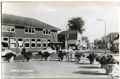 1880 - Foto van een ansichtkaart van de Stationsstraat in Ermelo. Links het postkantoor met Drogisterij ('Semper ...