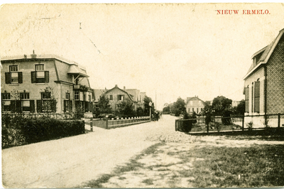 1954 - Doorgaande straat van het oude dorp naar het station. Later groeide deze straat uit tot dé winkelstraat. Links ...