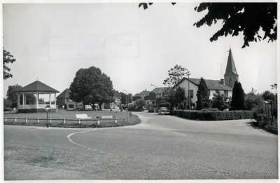 1984 - Links een muziektent op 't Weitje, rechts een wit huis van de familie Bakker. Op de achtergrond rechts de ...