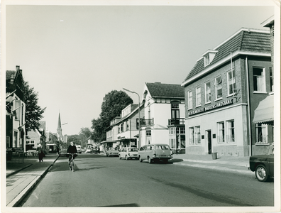 1990 - Rechts de Nederlandse Middenstandsbank, nu de ING, kruidenier Postma, nu de ALDI. Links groentewinkel van Peter ...