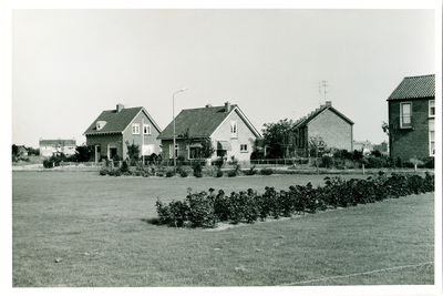 1991 - Huizen met op de voorgrond een grasveld