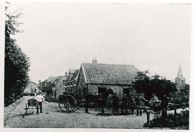 2002 - Smederij Van Beek, links de toren van de Hervormde Kerk. Links het huis van bakker Beerdsen, op de voorgrond een ...