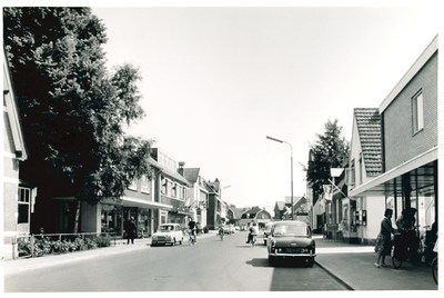2117 - Winkelstraat met rechts galanteriezaak van familie Zuidam en daarnaast sigarenzaak van familie Tool. Links ...