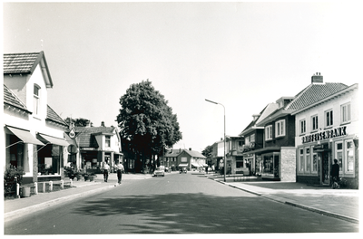 2121 - Winkelstraat met rechts de Raiffeisenbank en schoenenzaak van H. Posthouwer en links rijwielhandel Van Doggenaar ...