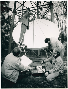 2335 - Schotel CAI-antenne wordt in gereedheid gebracht