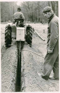 2339 - Aanleg hoofdleiding in de grond van de CAI-antenne door een tractor