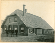 2377 - Pas gebouwde boerderij met 1913 in de muurankers en drie mannen in boerenkledij