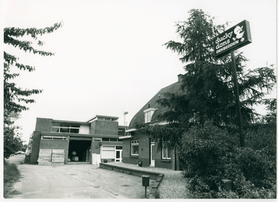 2451 - Huis van de heer Aalt van Nieuwenhuizen en op de achtergrond een loods voor Ducky Dons dekbedden