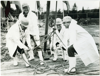 2753 - In 1984 werd begonnen met de bouw van het streekziekenhuis Sint-Jansdal. Vier heren in een witte jas helpen met ...