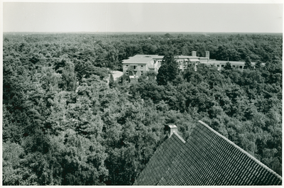 2811 - Op de achtergrond ziekenhuis Salem in bosrijke omgeving, met op de voorgrond het dak van de Nieuwe Kerk