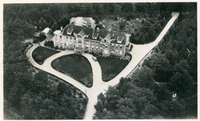 2813 - Luchtfoto ziekenhuis Salem. Aan de rechterkant staan nog niet de later gebouwde bijgebouwen