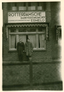 3584 - Opname van twee heren; zij staan voor de Rotterdamsche Bank