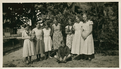 3638 - Twee foto's van meisjesclub 'Propo'. Van links naar rechts: Nel Geelhoed, Floor Rikkees, N.N., N.N, Loes Mies, ...