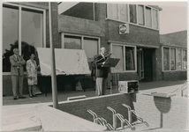 4141 - Officiele opening jongerencentrum 'Plaza'; de burgemeester houdt een toespraak en biedt cadeautjes aan. Hans ...