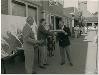 4142 - De opening van 'Plaza' en het gebouw van de Stichting 'Mens-en-Werk'. Bij de opening worden cadeautjes ...