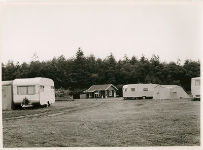 4275 - Toilethuisje met caravans en tenten behorend tot camping 'Het Vossenhol'