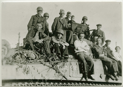 4517 - Militairen en burgers, zittend op een legertank