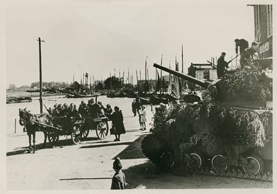 4519 - Militairen op een legertank; zij staan voor restaurant 'IJsselmeer'. Een paardenwagen met burgers staat bij de ...