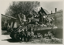 4520 - Tank met militairen en burgers bij de oude stadsmuur. Deze opname is afkomstig uit het archief van het Veluws Museum