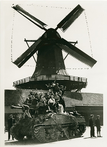 4521 - Tank met militairen en burgers. Op de achtergrond een molen.