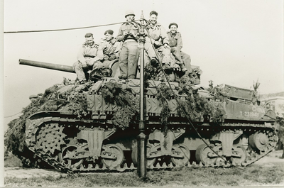 4522 - Vijf militairen, zittend op een tank