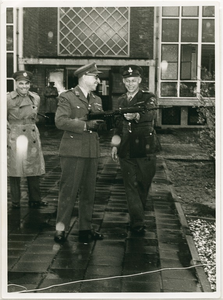 4682 - Op de Generaal Spoorkazerne links kolonel Blok, arts; in het midden luitenant-kolonel Dassen en rechts ...