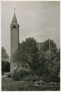5264 - De Nieuwe Hervormde Kerk aan de Horsterweg. Op de voorgrond een plantsoen waar het bevrijdingsmonument op staat