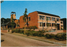 5726 - Gemeentehuis: linksboven het carillon in de toren, daaronder de ingang