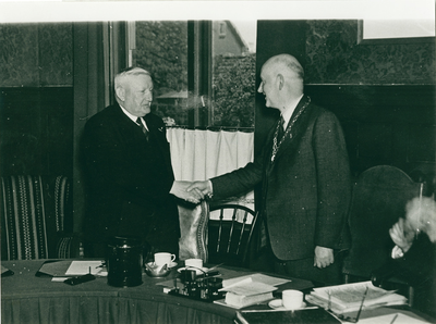 6004 - Op 3 mei 1950 werd wethouder H.L. Rikkers gehuldigd door burgemeester H.M. Martens (links) in verband met zijn ...