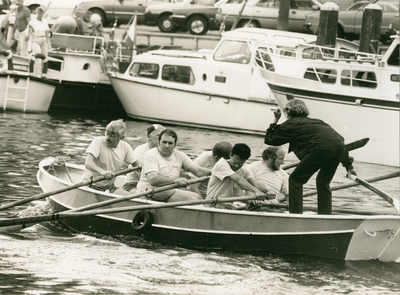 6535 - Tijdens Aaltjesdag roeien enkele gemeenteraadsleden van Ermelo in een kleine boot. Van links naar rechts: dhr. ...
