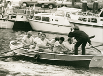 6535 - Tijdens Aaltjesdag roeien enkele gemeenteraadsleden van Ermelo in een kleine boot. Van links naar rechts: dhr. ...