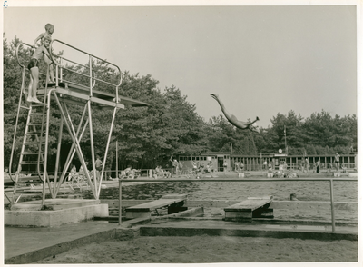 6555 - Zwembad 'Het Bospad' aan de Staringlaan. In de jaren '90 afgebroken voor een hotel.
